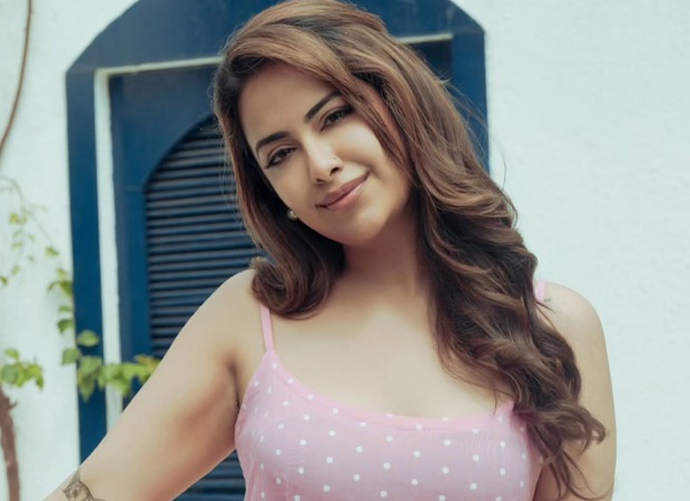 Avika Gor, Tayland'ın Phuket adasında dinlenirken gülümserken.
