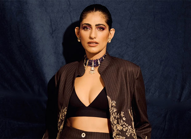 Kubbra Sait finds a "magnetic" spot on her forehead, shares hilarious video