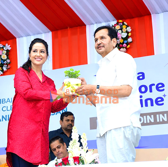photos ajay devgn amruta fadnavis and others were snapped at grace divyaj foundations sea shore shine clean up drive 2026 5