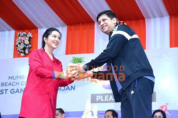 photos ajay devgn amruta fadnavis and others were snapped at grace divyaj foundations sea shore shine clean up drive 2026 6