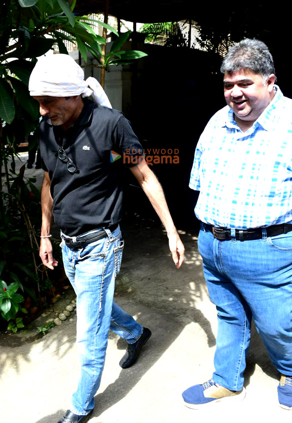 photos akshaye khanna and rajat rawail snapped in bandra 3