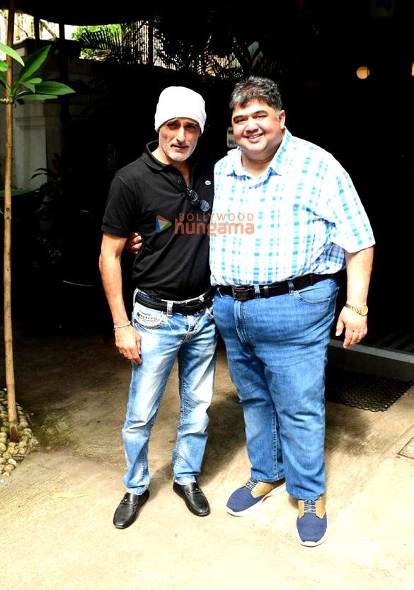 photos akshaye khanna and rajat rawail snapped in bandra 4