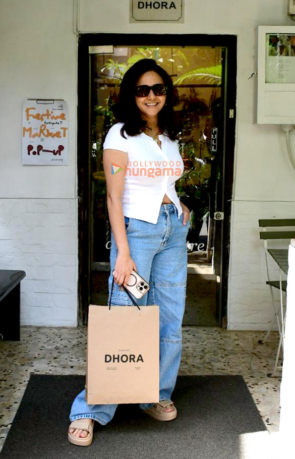 photos amruta khanvilkar snapped outside a store in bandra 3