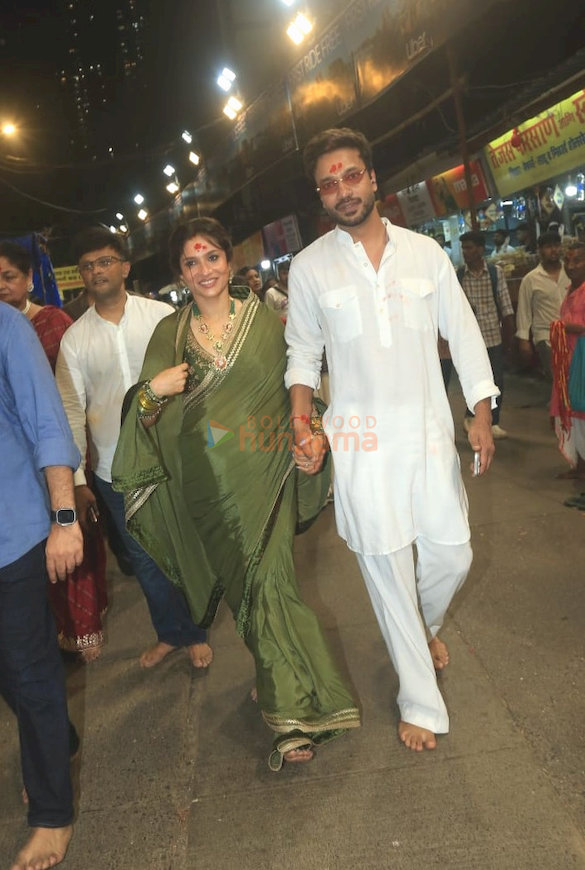photos ayushmann khurrana ankita lokhande and vicky jain snapped at lalbaugcha raja 3