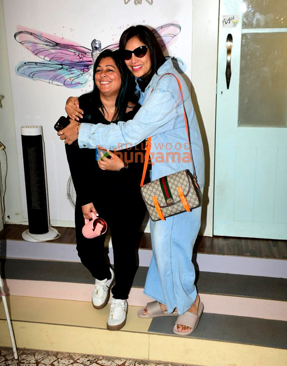 photos bipasha basu spotted outside a salon in khar 2 2