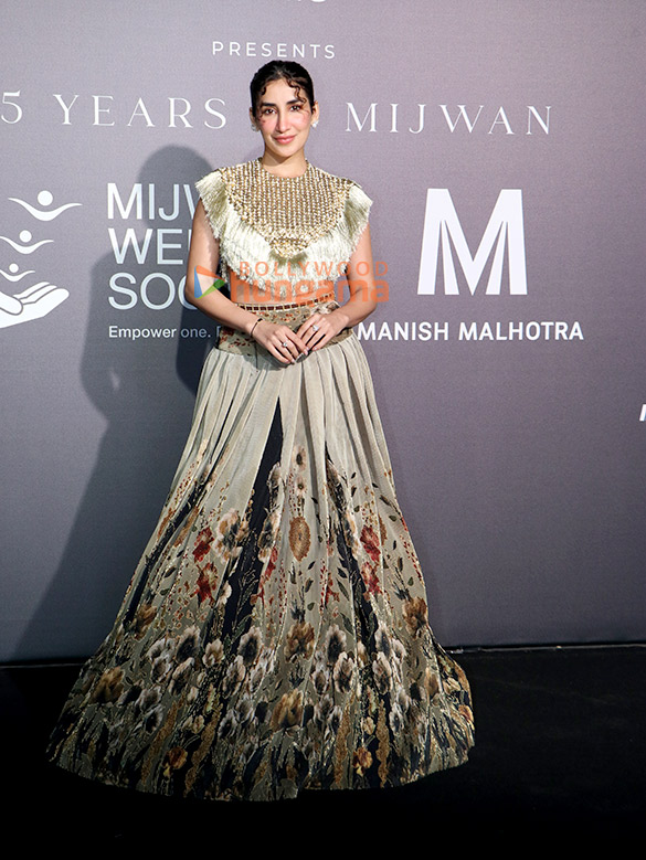 photos kajol rakul preet singh jackky bhagnani and others snapped at red carpet of mijwan fundraiser fashion show 13