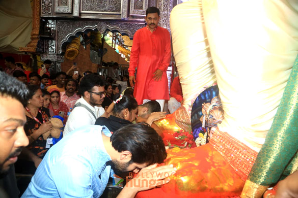 photos kartik aaryan snapped at lalbaugcha raja 2 2