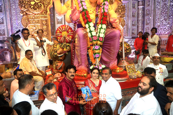 photos mukesh ambani and family visit lalbaug 2