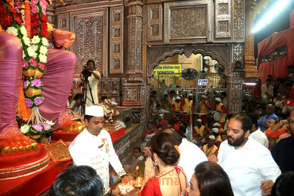 photos mukesh ambani and family visit lalbaug 5