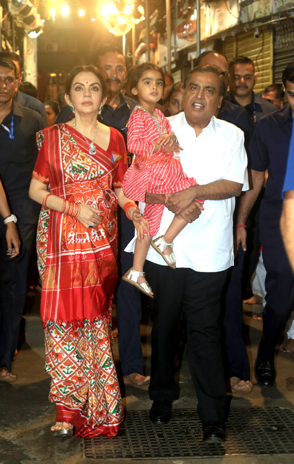 photos mukesh ambani and family visit lalbaug 6