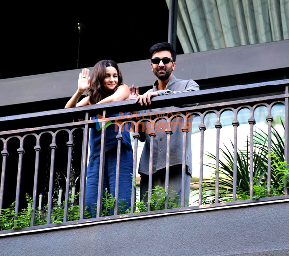photos ranbir kapoor cuts cake with media at his residence in pali hill 2026 3
