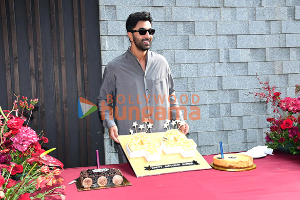 Photos: Ranbir Kapoor cuts cake with media at his residence in Pali Hill Photos: Ranbir Kapoor cuts cake with media at his residence in Pali Hill