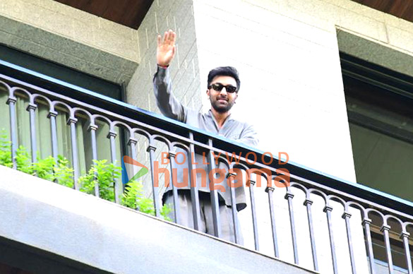 photos ranbir kapoor cuts cake with media at his residence in pali hill 7