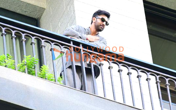photos ranbir kapoor cuts cake with media at his residence in pali hill 8