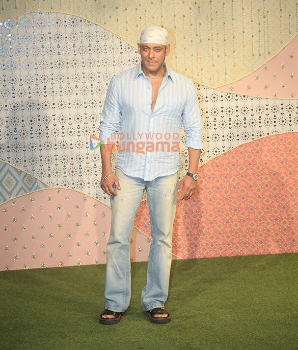 Photos: Salman Khan, Katrina Kaif, Vicky Kaushal and others snapped at Ambani Ganpati celebrations Photos: Salman Khan, Katrina Kaif, Vicky Kaushal and others snapped at Ambani Ganpati celebrations