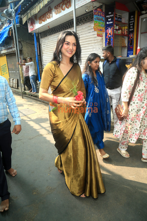 photos sanjay dutt ananya panday chunky panday and others snapped at lalbaugcha raja 2