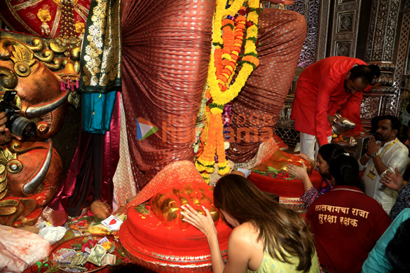 photos sanjay dutt ananya panday chunky panday and others snapped at lalbaugcha raja 6