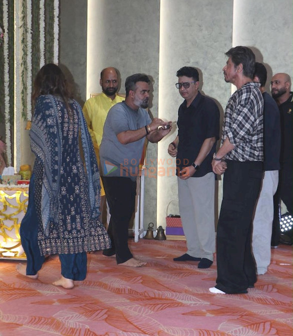 photos shah rukh khan snapped at t series office for ganapati darshan 2026 3