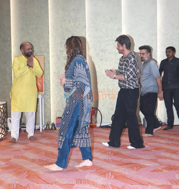 photos shah rukh khan snapped at t series office for ganapati darshan 2026 4