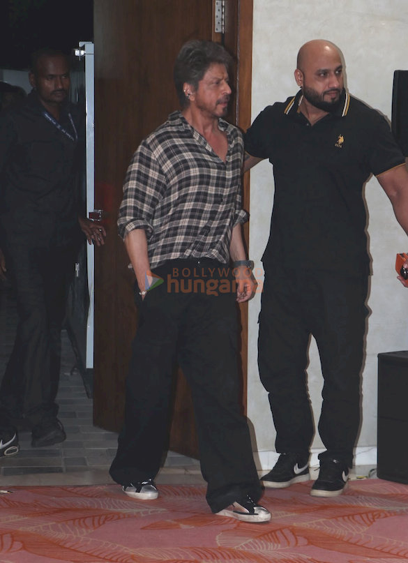 Photos: Shah Rukh Khan snapped at T-Series office for Ganapati darshan Photos: Shah Rukh Khan snapped at T-Series office for Ganapati darshan