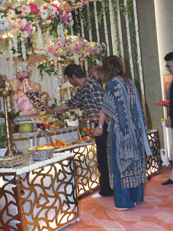 photos shah rukh khan snapped at t series office for ganapati darshan 2026 9