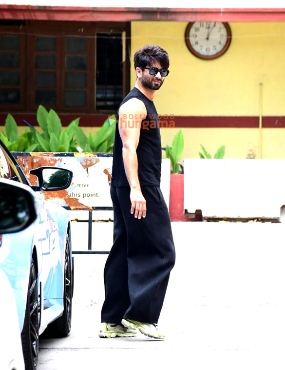 photos shahid kapoor spotted outside the gym in bandra 3