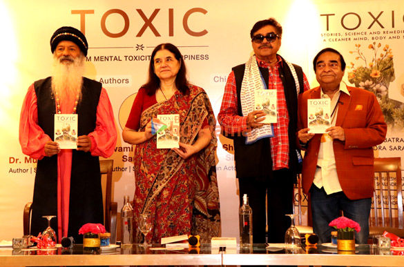 photos shatrughan sinha maneka gandhi come together to launch the book dr mukesh batras toxic stories science and remedies 4