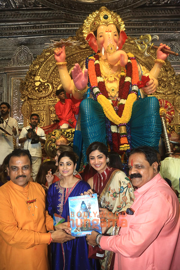 photos shilpa shetty and shamita shetty snapped at lalbaugcha raja 6