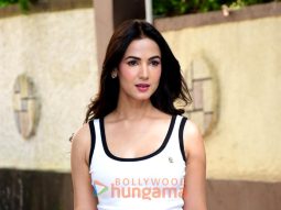 Photos: Sonal Chauhan snapped outside her residence in Bandra