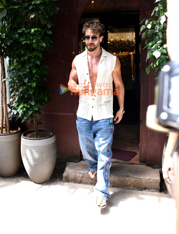 photos tiger shroff and esha gupta snapped at a salon in bandra 1