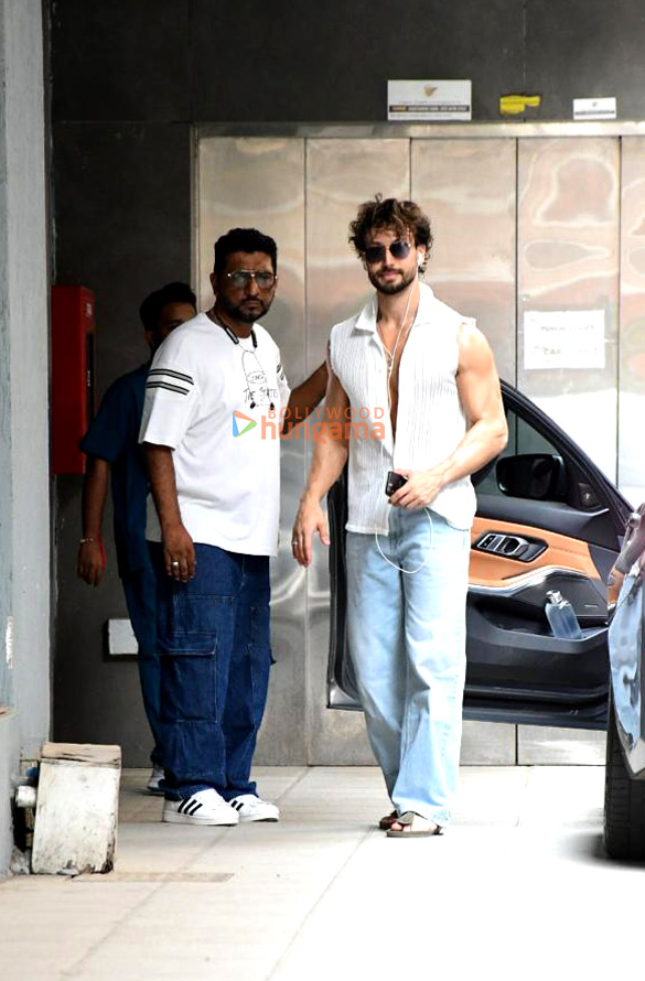 photos tiger shroff snapped outside the gym in bandra 2 3