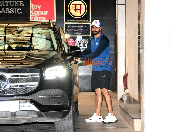 photos varun dhawan snapped outside a gym in khar 1 2