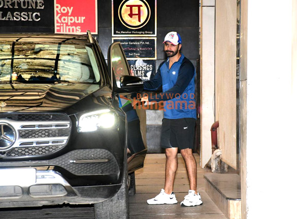 photos varun dhawan snapped outside a gym in khar 3 2