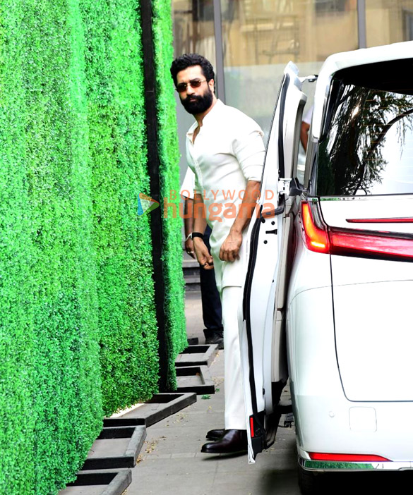 photos vicky kaushal snapped in bandra 3 5