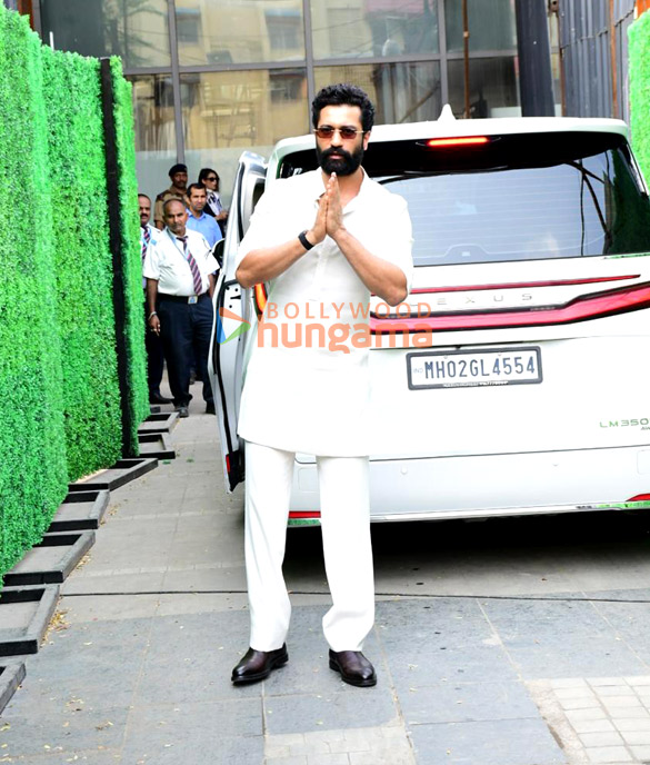 photos vicky kaushal snapped in bandra 4 3