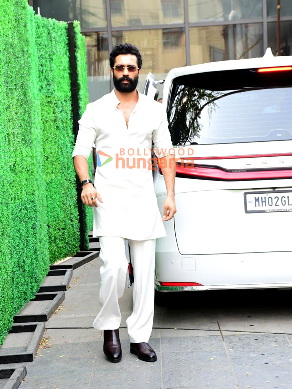 photos vicky kaushal snapped in bandra 5