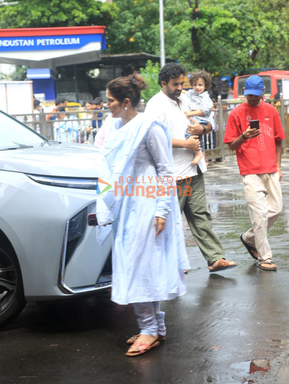 photos zaheer khan and sagarika ghatge snapped at siddhivinayak temple in mumbai 1