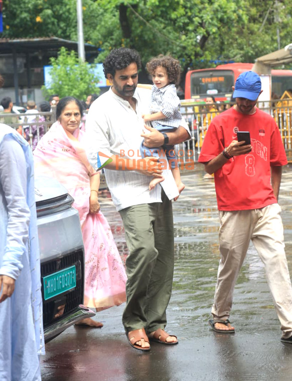 photos zaheer khan and sagarika ghatge snapped at siddhivinayak temple in mumbai 2