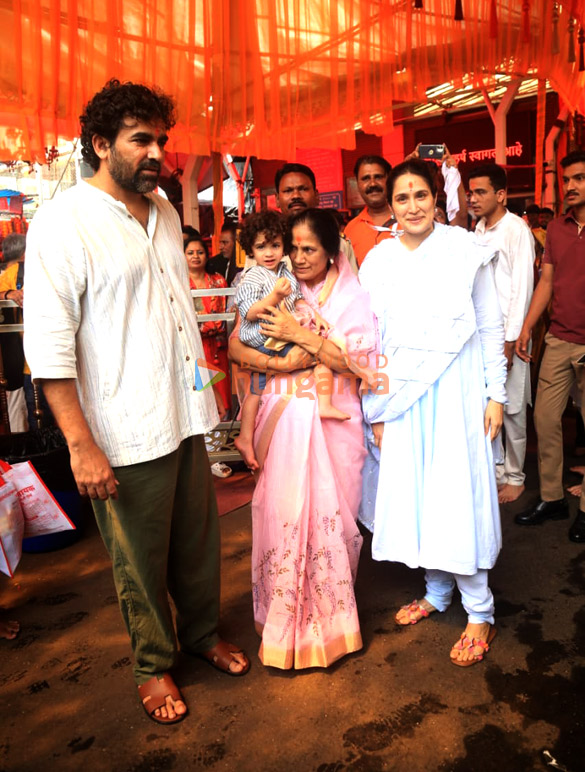 photos zaheer khan and sagarika ghatge snapped at siddhivinayak temple in mumbai 3