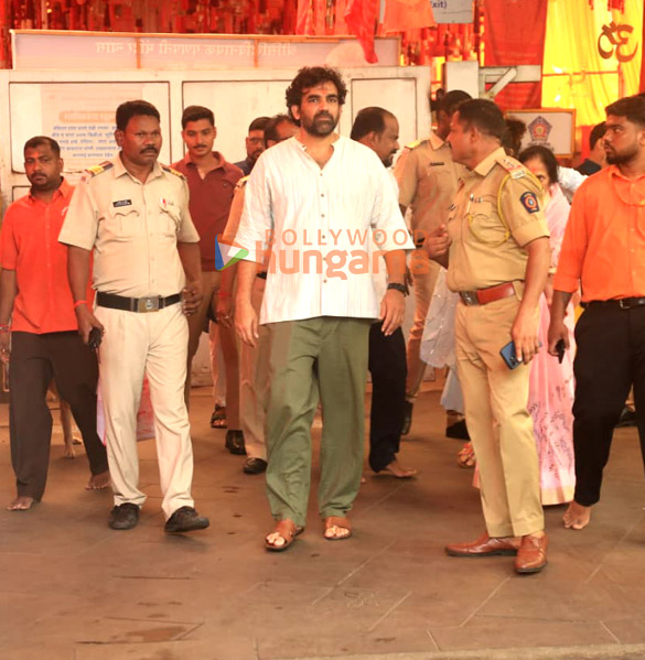 photos zaheer khan and sagarika ghatge snapped at siddhivinayak temple in mumbai 5
