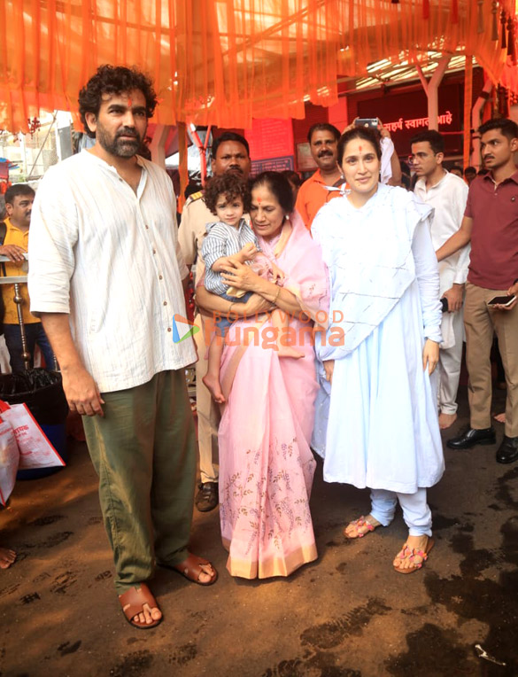 photos zaheer khan and sagarika ghatge snapped at siddhivinayak temple in mumbai 6
