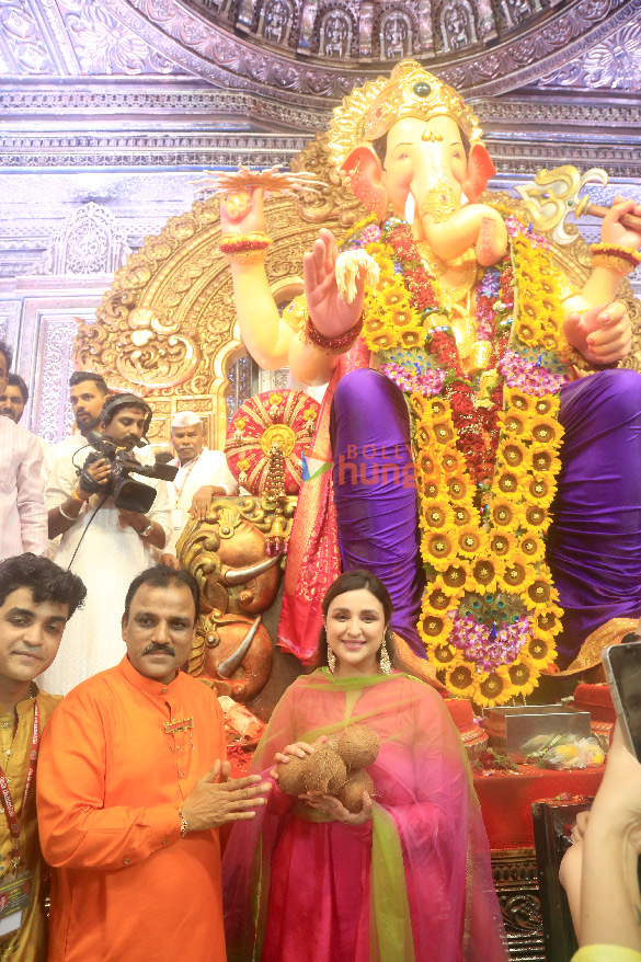 shah rukh khan and family parineeti chopra and anant ambani snapped at lalbaugcha raja 4