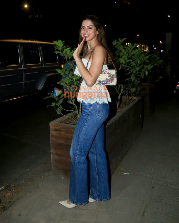 Photos: Khushi Kapoor snapped outside a restaurant in Bandra Photos: Khushi Kapoor snapped outside a restaurant in Bandra