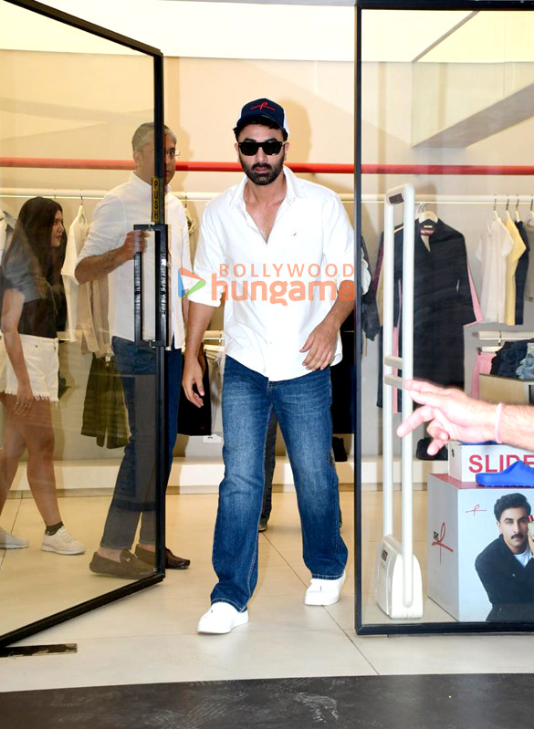 Photos: Ranbir Kapoor snapped outside a store in Bandra Photos: Ranbir Kapoor snapped outside a store in Bandra