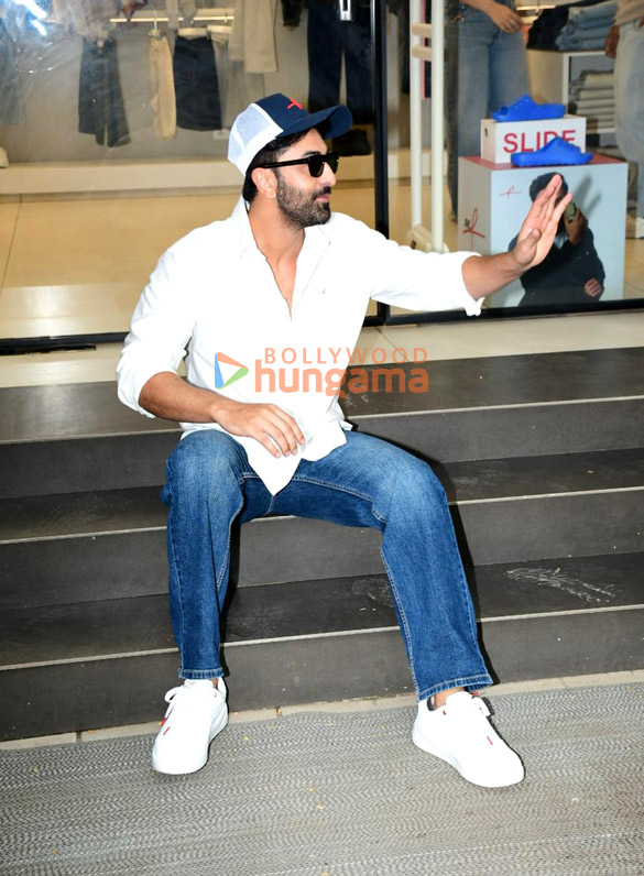 photos ranbir kapoor snapped outside a store in bandra 6