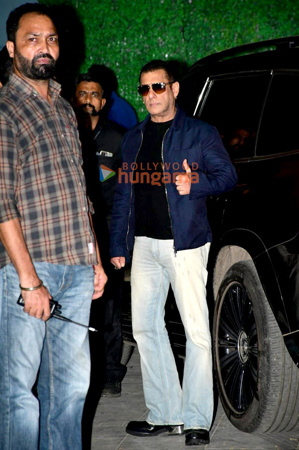 photos salman khan and iulia vantur snapped at kalina airport 2