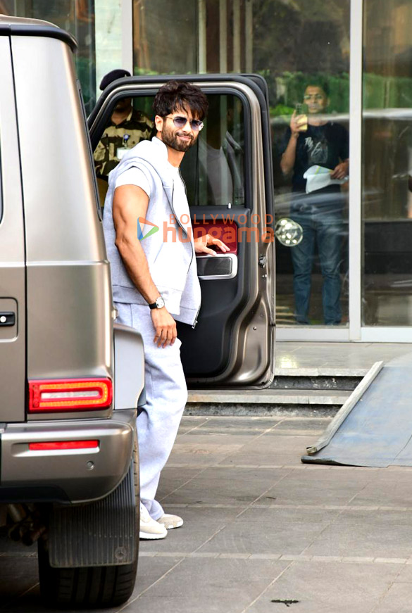 photos shahid kapoor malaika arora ap dhillon and malavika mohanan snapped at kalina airport 3