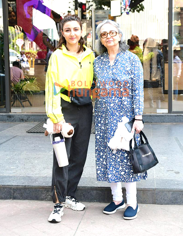 photos soha ali khan and sharmila tagore spotted at clinic in bandra 4