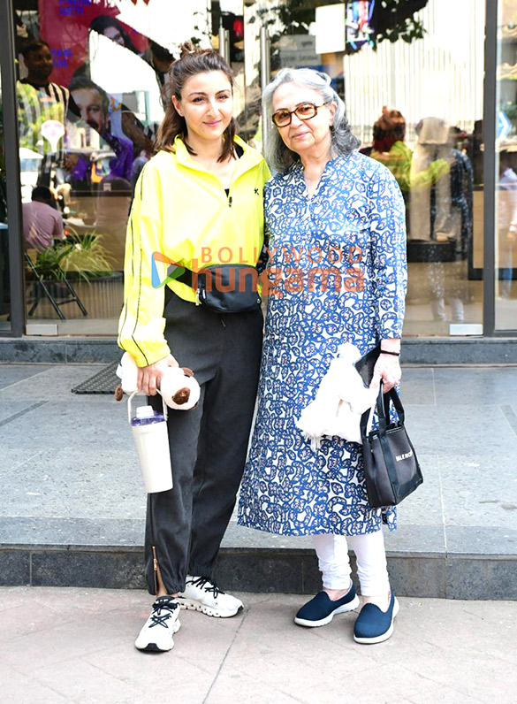 photos soha ali khan and sharmila tagore spotted at clinic in bandra 6