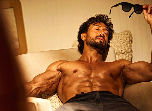 टाइगर श्रॉफ ने शेयर किया शर्टलेस 6 सेकंड का ट्रांसफॉर्मेशन: "पलक झपकाओ और तुम चूक जाओ"